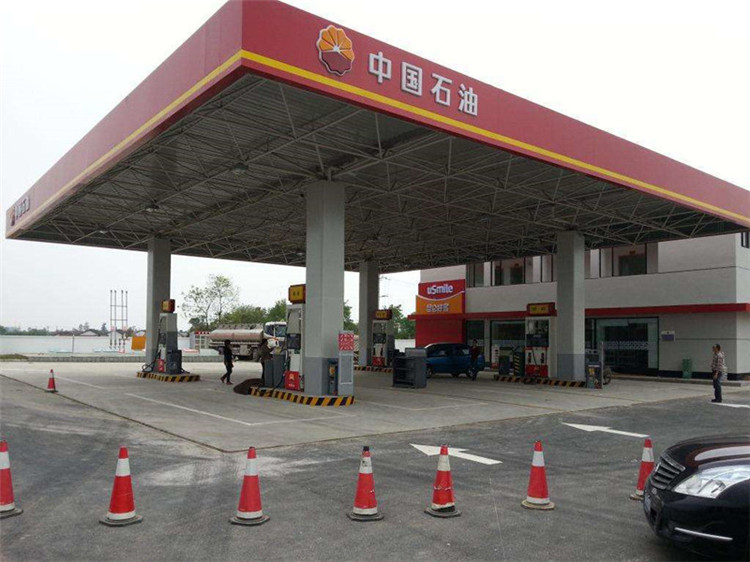 加油站是指為汽車(chē)和其它機(jī)動(dòng)車(chē)輛服務(wù)的、零售汽油和機(jī)油的補(bǔ)充站，一般為添加燃料油、潤(rùn)滑油等。