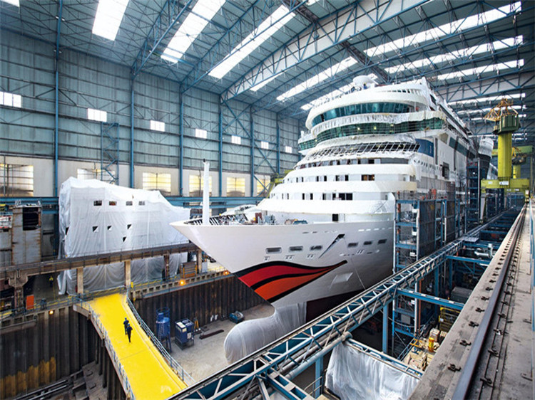 造船廠(chǎng)對(duì)網(wǎng)架空間的高度有一定的要求，注重網(wǎng)架的實(shí)用性