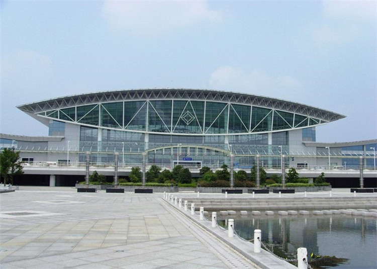 會(huì)展中心網(wǎng)架通常比較有藝術(shù)氣息，可觀(guān)賞性強(qiáng)，