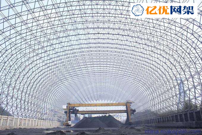 供儲(chǔ)存某些物品的簡(jiǎn)易建筑物，一般沒(méi)有或只有部分圍壁。